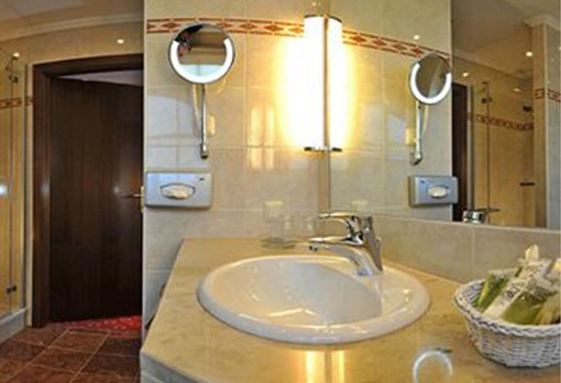 חדר דלוקס לשלושה, Salzburger Hof