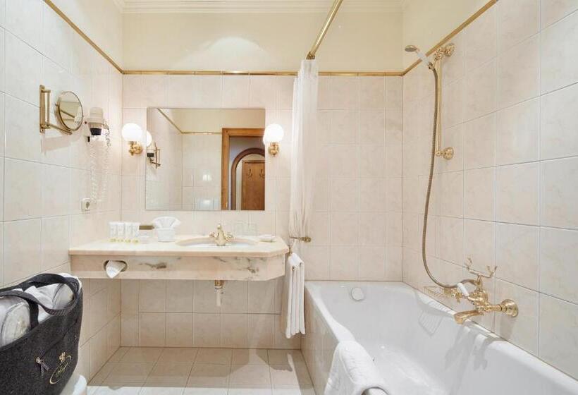 חדר סטנדרט יחיד, Singer – Relais & Châteaux