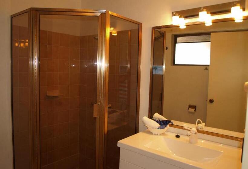 חדר משפחתי, Lancaster Court Motel