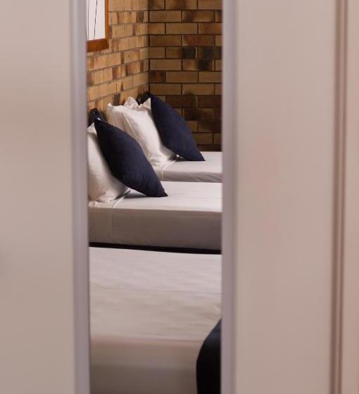 חדר משפחתי, Lancaster Court Motel