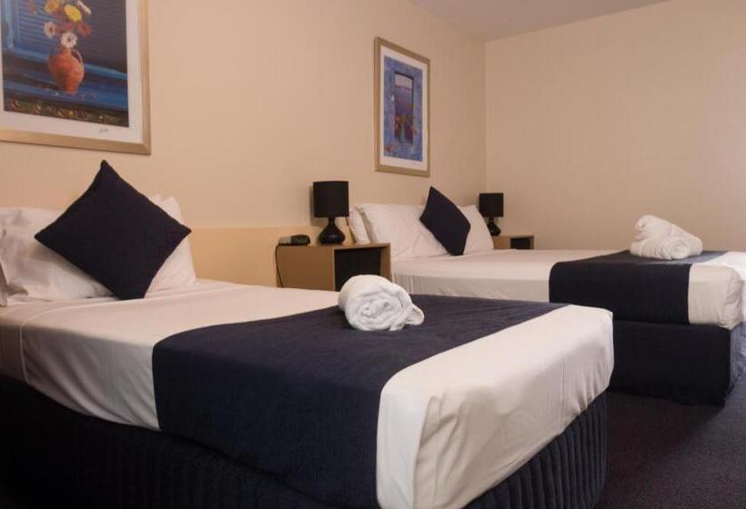 חדר משפחתי, Lancaster Court Motel