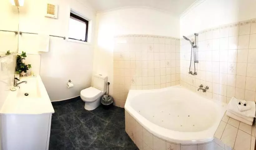 اتاق لوکس با وان آب گرم, Whalers Rest Motor Inn