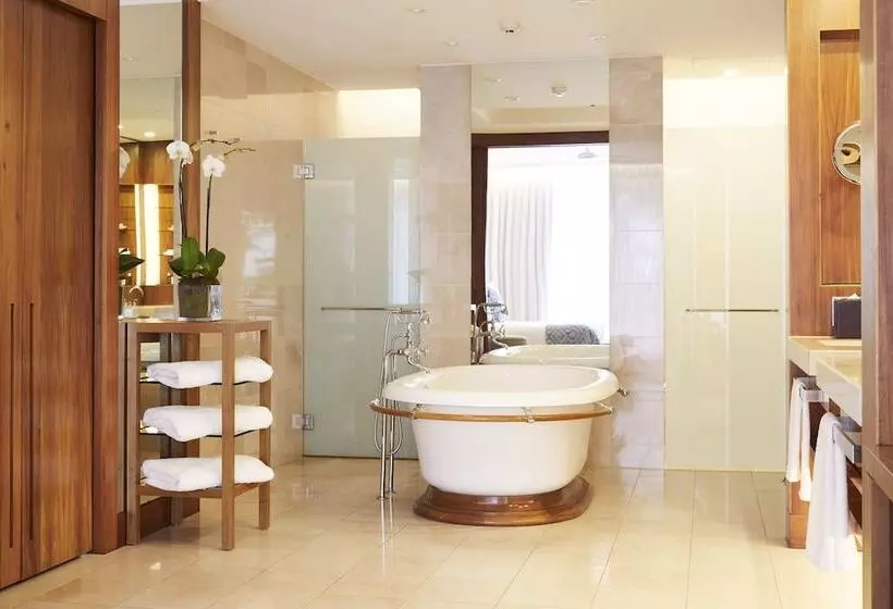 Suite with lake view, Intercontinental Hayman Great Barrier Reef