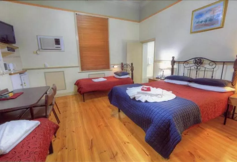 اتاق خانوادگی, The Lodge Outback Motel