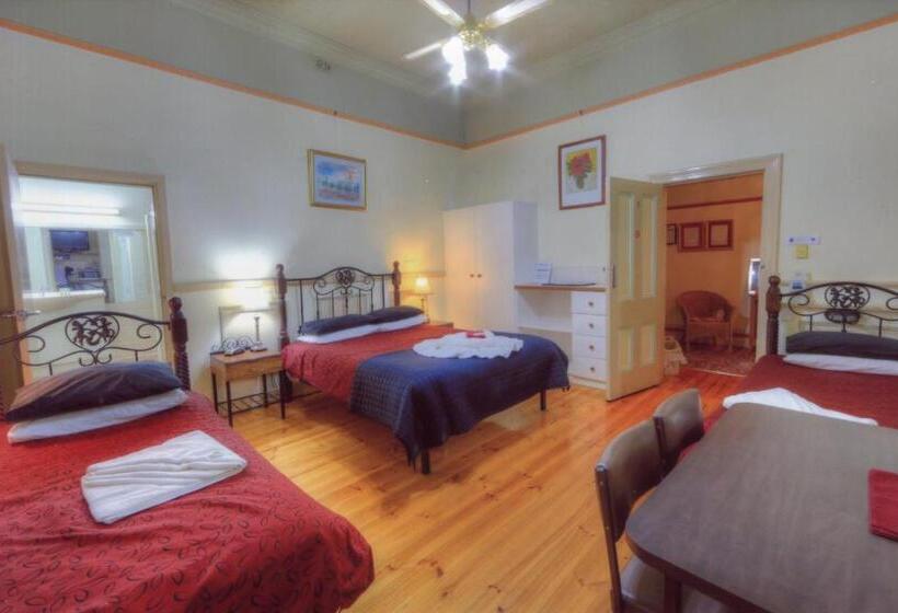 חדר משפחתי, The Lodge Outback Motel