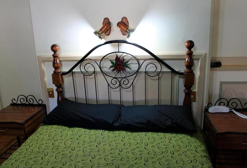 חדר משפחתי, The Lodge Outback Motel