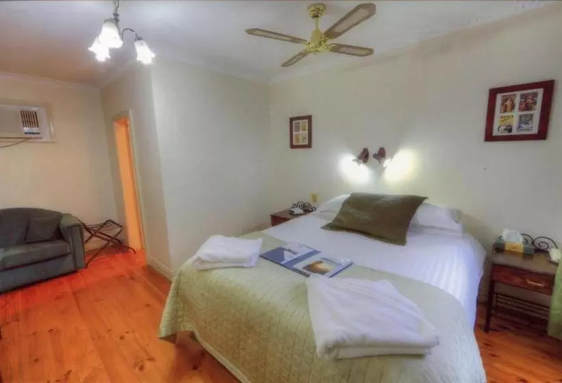 اتاق لوکس, The Lodge Outback Motel