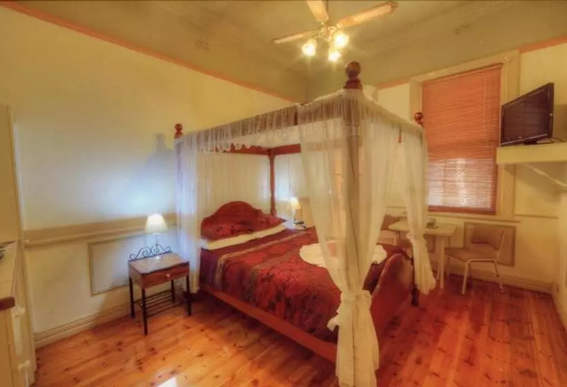 اتاق لوکس, The Lodge Outback Motel