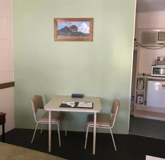 اتاق اکونومی, The Lodge Outback Motel