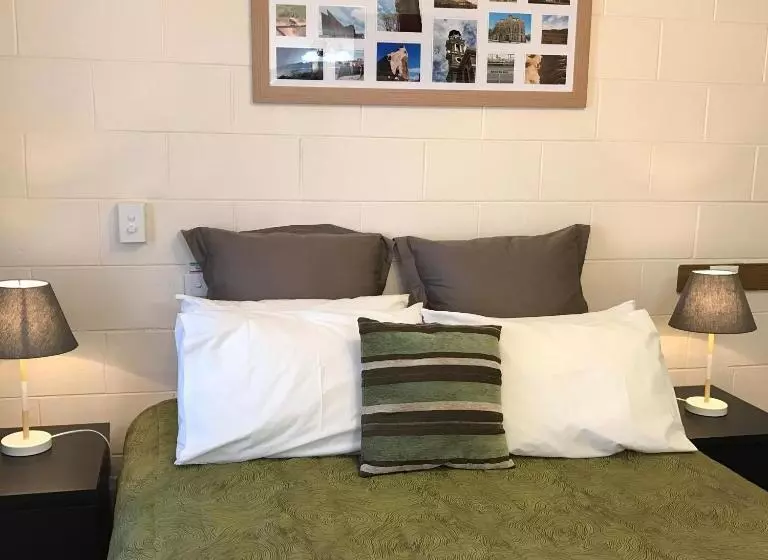 اتاق اکونومی, The Lodge Outback Motel