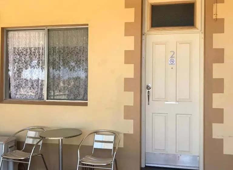 اتاق استاندارد با وان آب گرم, The Lodge Outback Motel