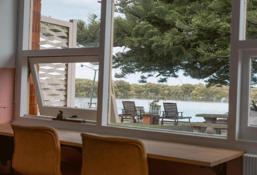 اتاق استاندارد با چشم‌انداز دریاچه, Black Swan Waterfront Motel