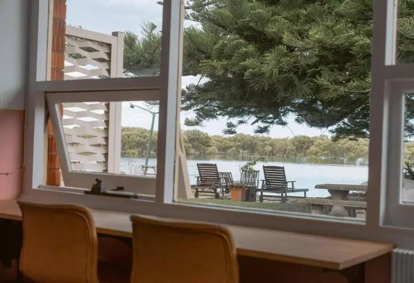 اتاق استاندارد با چشمانداز دریاچه, Black Swan Waterfront Motel