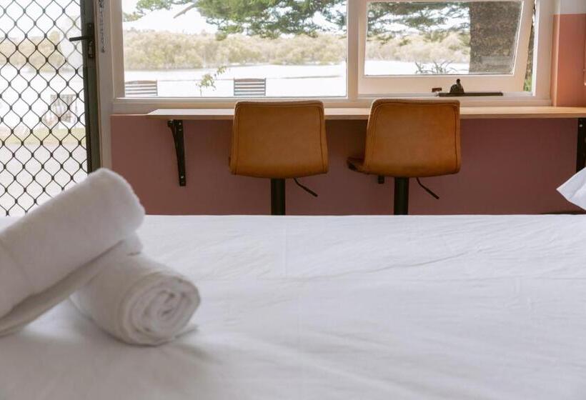 اتاق استاندارد با چشم‌انداز دریاچه, Black Swan Waterfront Motel