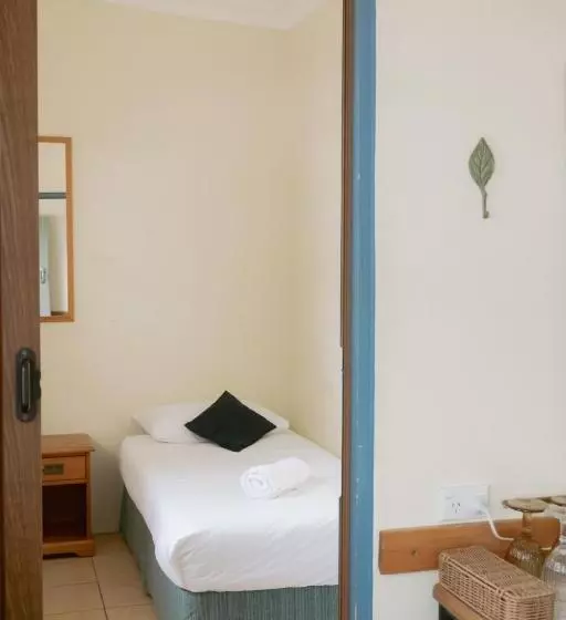 اتاق خانوادگی, Black Swan Waterfront Motel