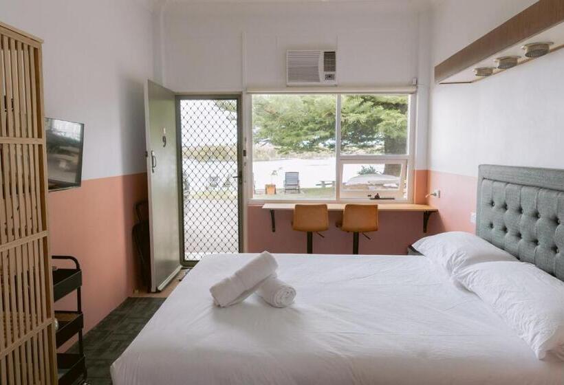 اتاق استاندارد با چشم‌انداز دریاچه, Black Swan Waterfront Motel
