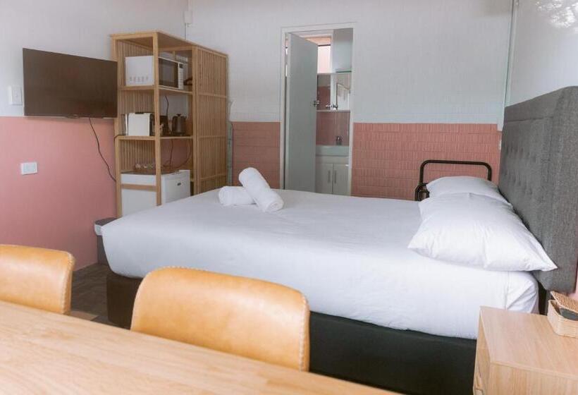 اتاق خانوادگی, Black Swan Waterfront Motel