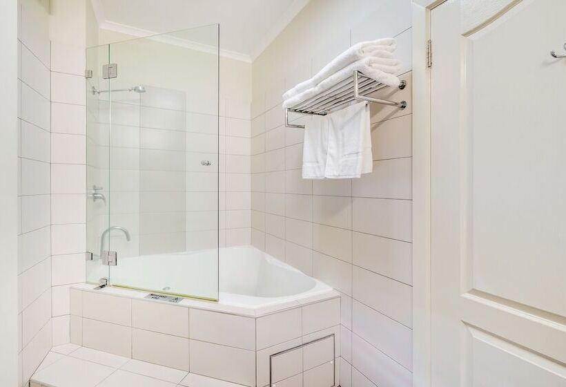 سوییت لوکس, Prince Of Wales