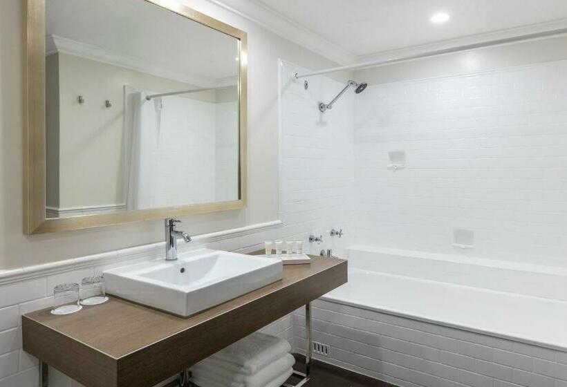 キングサイズベッドのスタンダードルーム, Crowne Plaza Terrigal Pacific, An Ihg