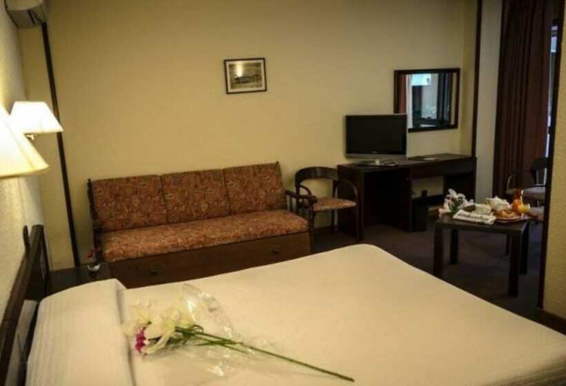 اتاق استاندارد سه نفره, Les Closes