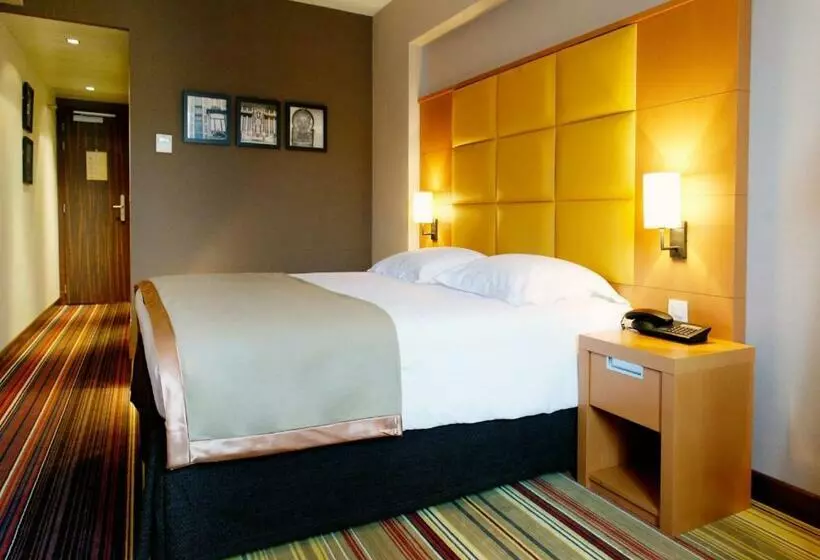 Bisneshuone, New Hotel Charlemagne