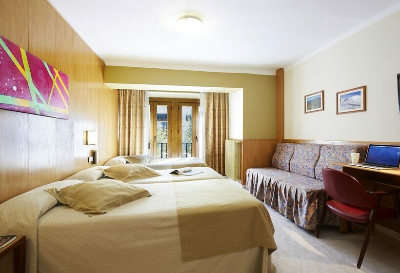 غرفة قياسية ثلاثية, Univers