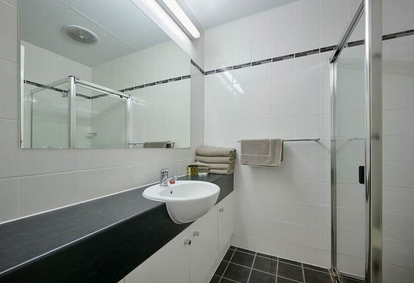 اتاق خانوادگی, Westland Hotel Motel