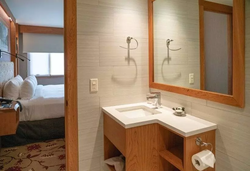 اتاق سوپریور با تخت بزرگ, Banff Ptarmigan Inn