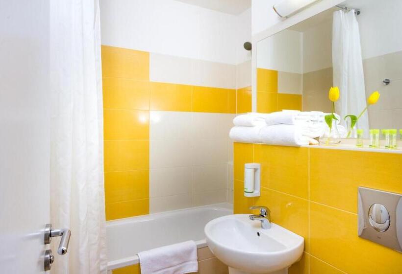 اتاق استاندارد سه نفره, Bratislava