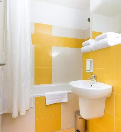 اتاق استاندارد سه نفره, Bratislava