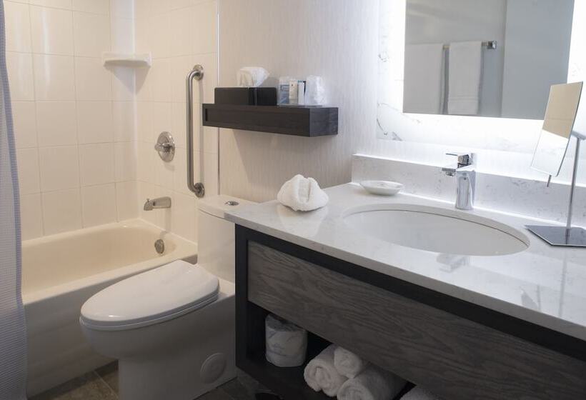 프리미엄 룸, Crowne Plaza Fredericton Lord Beaverbrook, An Ihg
