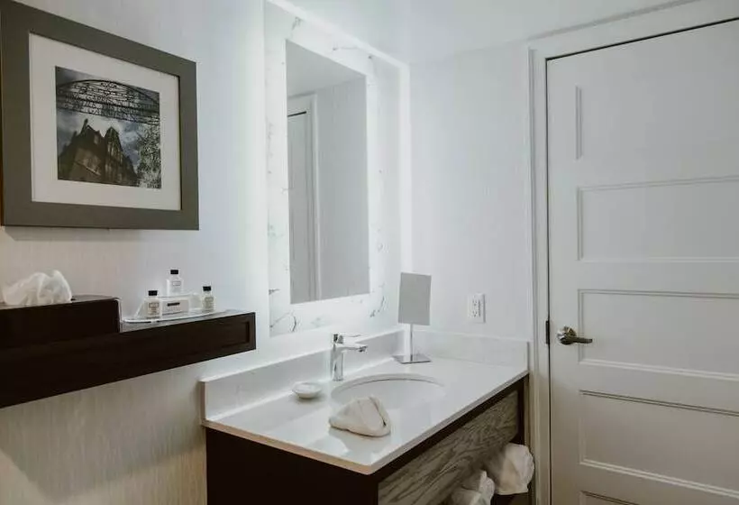اتاق پرمیوم, Crowne Plaza Fredericton Lord Beaverbrook, An Ihg