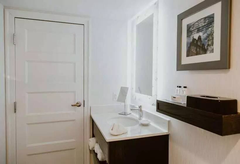 Premium room with river view, Crowne Plaza Fredericton Lord Beaverbrook By Ihg