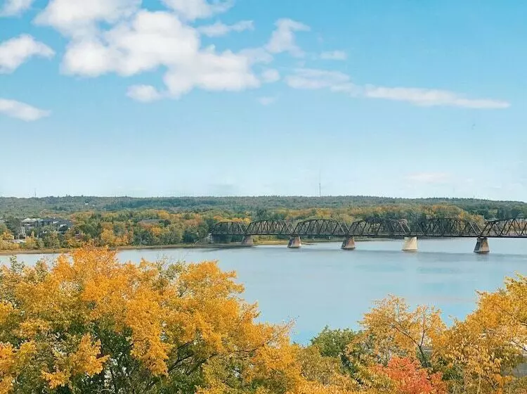 سوئیت با چشم‌انداز رودخانه, Crowne Plaza Fredericton Lord Beaverbrook By Ihg