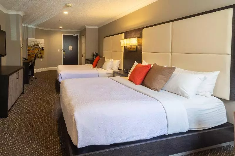 اتاق استاندارد با تخت دو نفره بزرگ, Crowne Plaza Fredericton Lord Beaverbrook, An Ihg