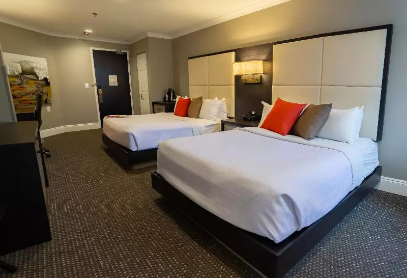 اتاق استاندارد با تخت دو نفره بزرگ, Crowne Plaza Fredericton Lord Beaverbrook, An Ihg