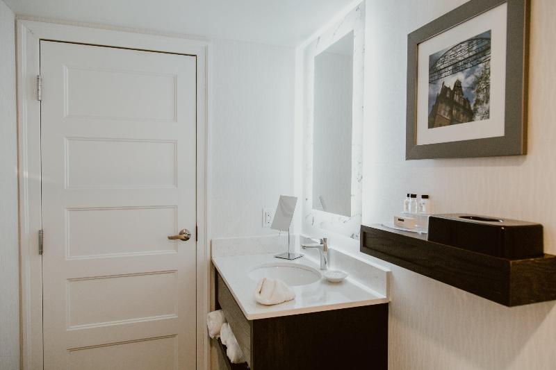 스탠다드 룸 퀸사이즈 침대, Crowne Plaza Fredericton Lord Beaverbrook, An Ihg