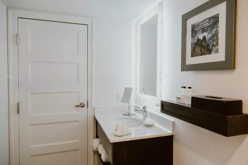 اتاق استاندارد با تخت دو نفره بزرگ, Crowne Plaza Fredericton Lord Beaverbrook, An Ihg