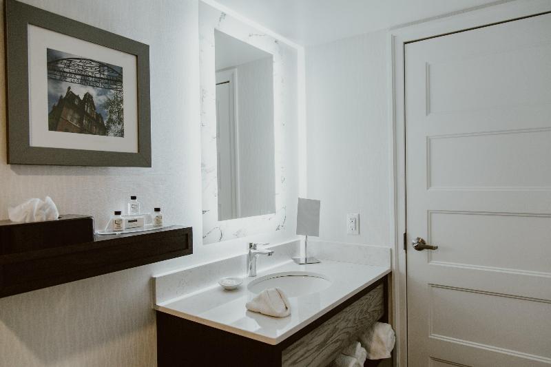 스탠다드 룸 퀸사이즈 침대, Crowne Plaza Fredericton Lord Beaverbrook, An Ihg