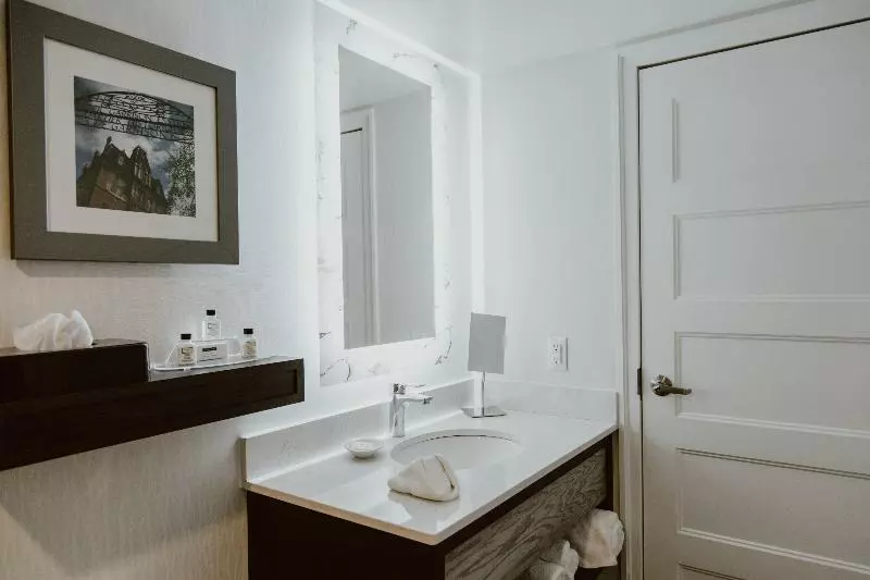 اتاق استاندارد با تخت دو نفره بزرگ, Crowne Plaza Fredericton Lord Beaverbrook, An Ihg