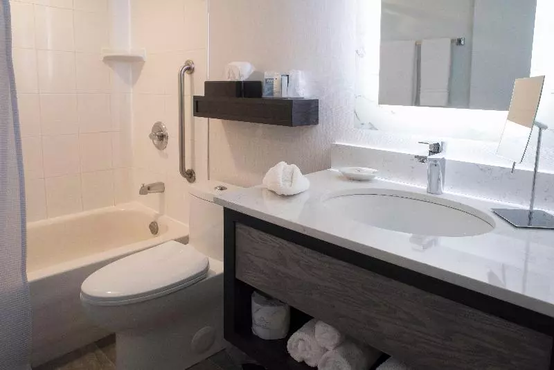 اتاق استاندارد با تخت دو نفره بزرگ, Crowne Plaza Fredericton Lord Beaverbrook, An Ihg