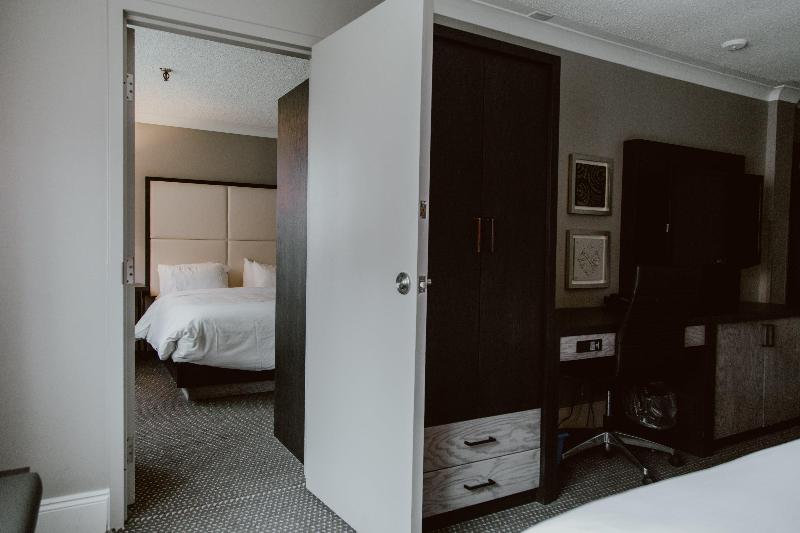 스탠다드 룸 퀸사이즈 침대, Crowne Plaza Fredericton Lord Beaverbrook, An Ihg