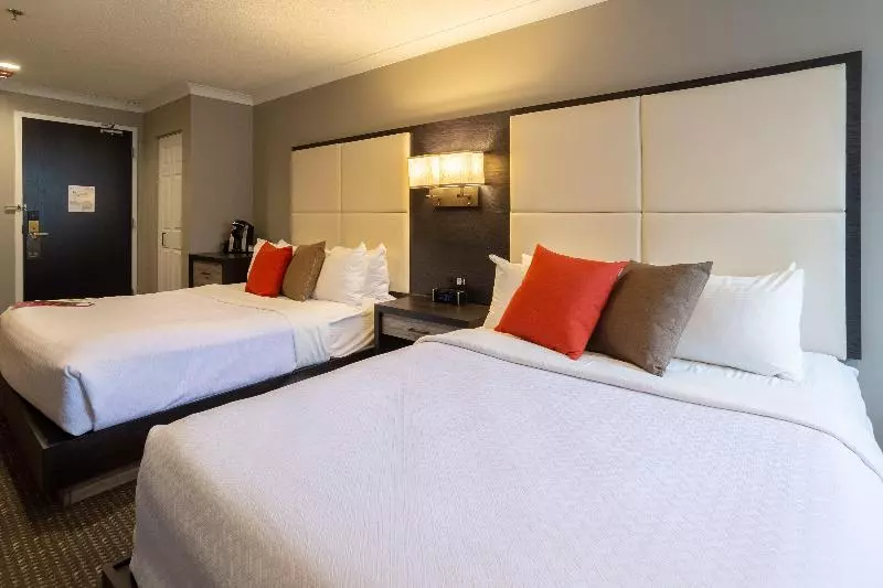 اتاق استاندارد با تخت دو نفره بزرگ, Crowne Plaza Fredericton Lord Beaverbrook, An Ihg