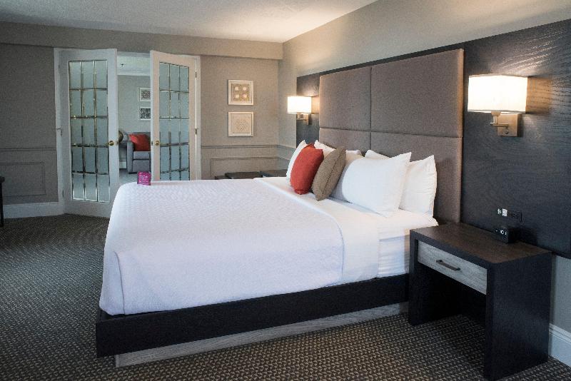 Люкс Кровать Кинг, Crowne Plaza Fredericton Lord Beaverbrook, An Ihg
