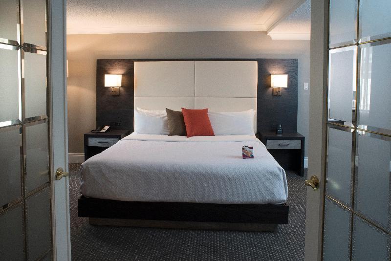 Люкс Кровать Кинг, Crowne Plaza Fredericton Lord Beaverbrook, An Ihg