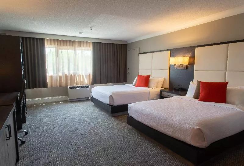 اتاق استاندارد با تخت دو نفره بزرگ, Crowne Plaza Fredericton Lord Beaverbrook, An Ihg