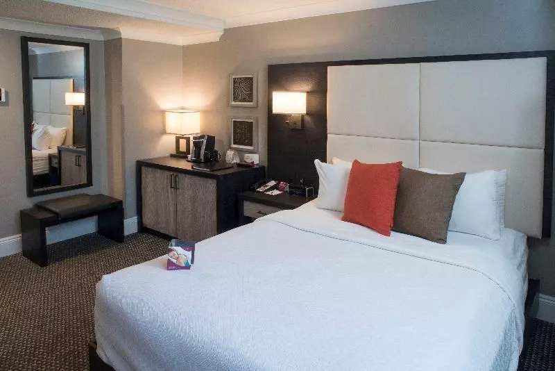 اتاق استاندارد با تخت دو نفره بزرگ, Crowne Plaza Fredericton Lord Beaverbrook, An Ihg