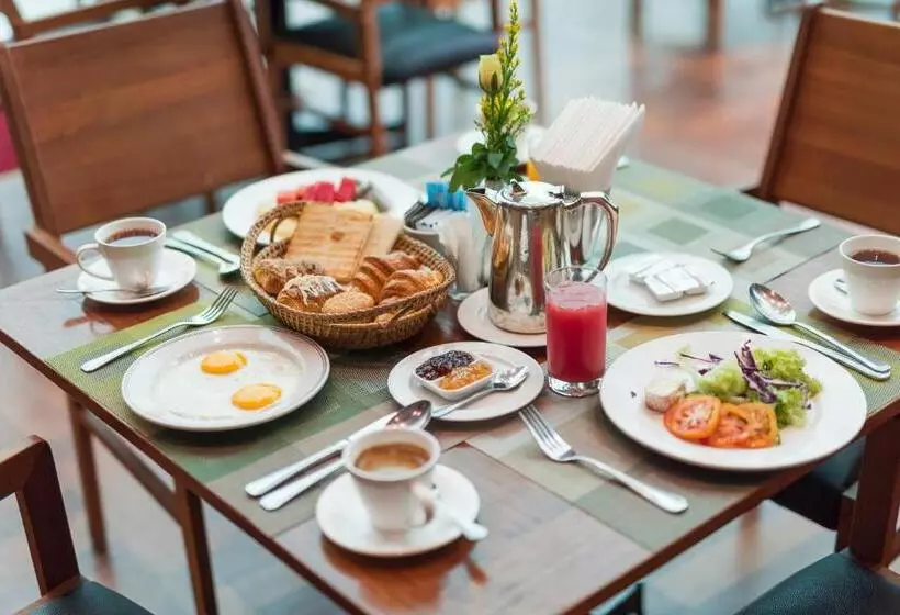 سوییت جونیور, Inya Lake Hotel Yangon