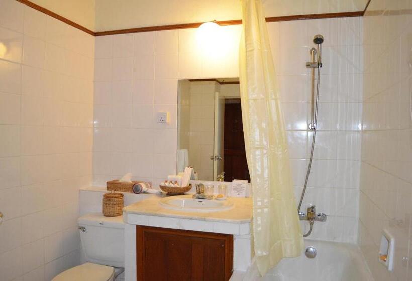 اتاق لوکس با تخت بزرگ, Inya Lake Hotel Yangon