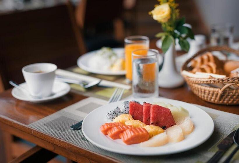 اتاق لوکس با تخت بزرگ, Inya Lake Hotel Yangon